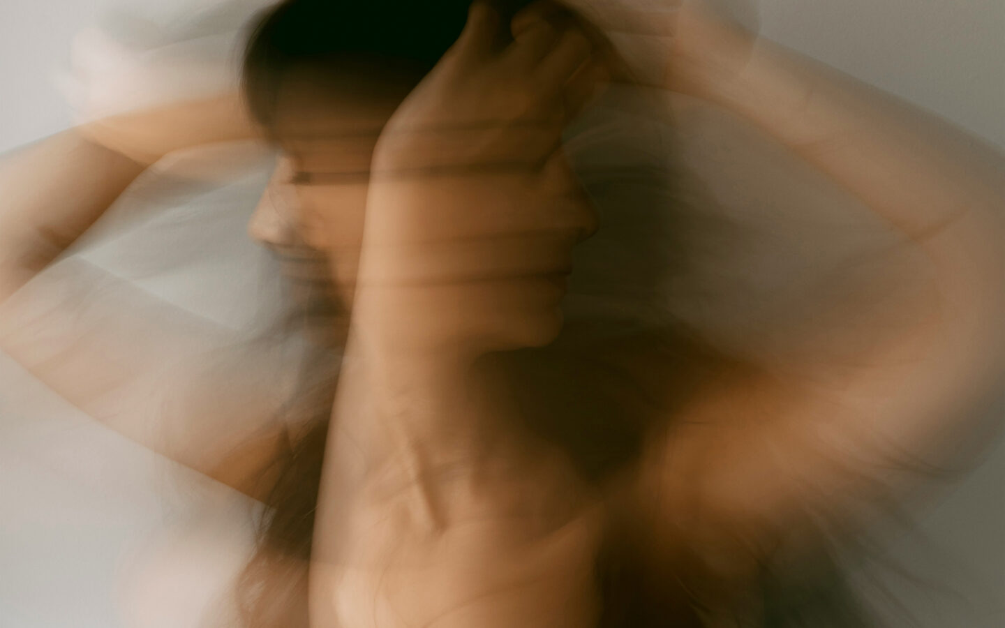 woman stressed head spinning