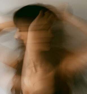 woman stressed head spinning